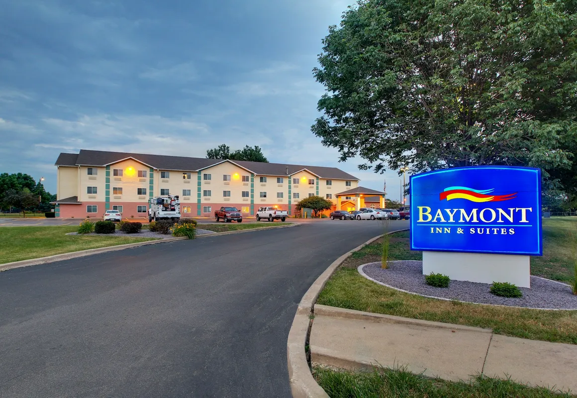 Baymont by Wyndham Galesburg hotel hero