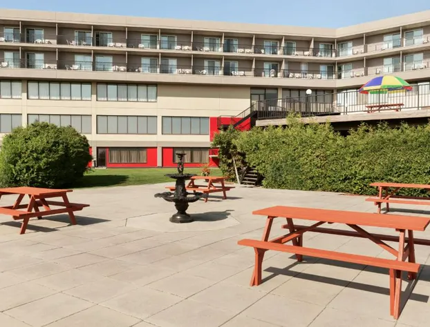 Ramada by Wyndham Belleville Harbourview Conference Centre hotel detail image 1