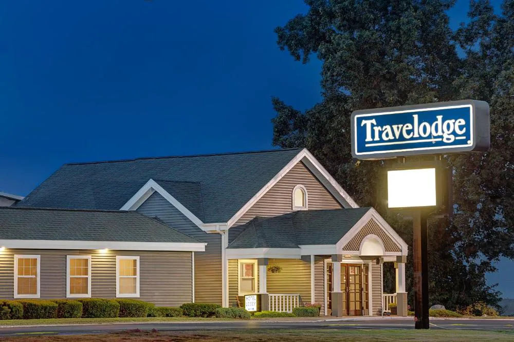 Travelodge by Wyndham Iowa City hotel hero