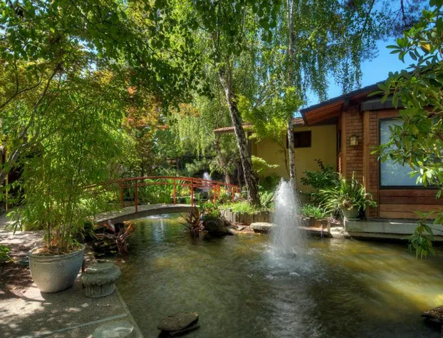 Dinah's Garden Hotel hotel detail image 1