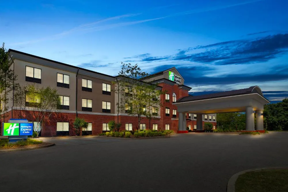 Holiday Inn Express and Suites Fairmont by IHG hotel hero