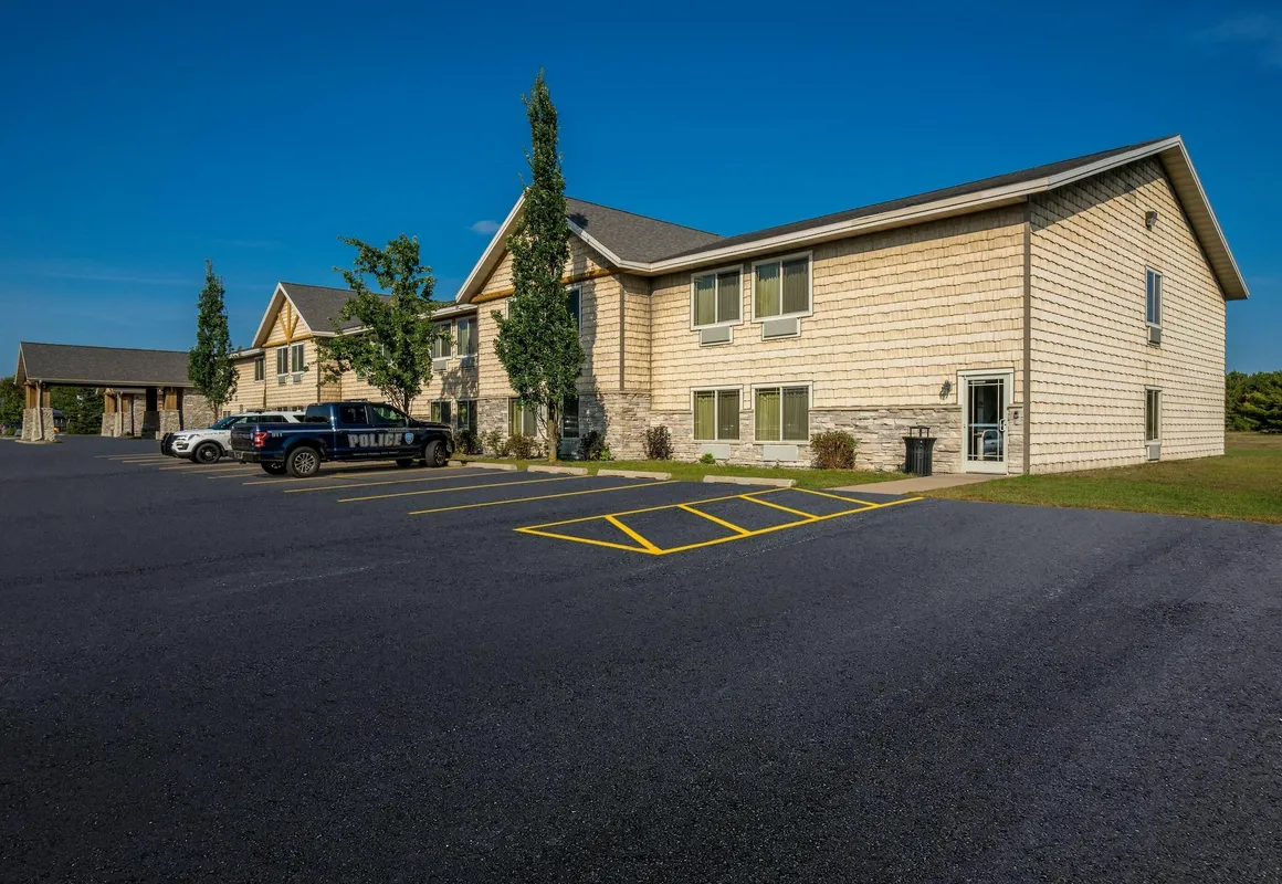 Rodeway Inn & Suites Tomahawk hotel hero