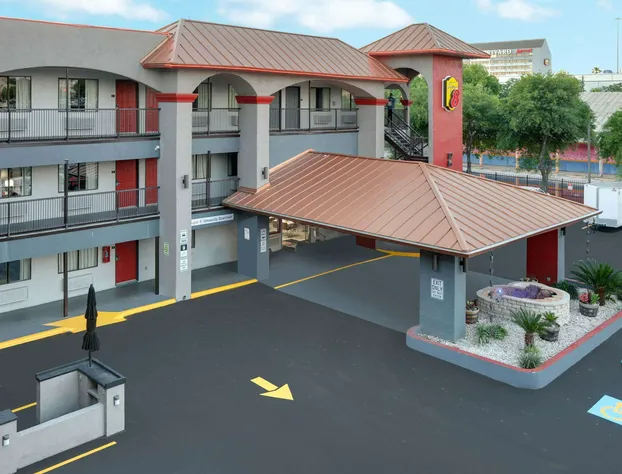 Super 8 by Wyndham Austin University/Downtown Area hotel detail image 2