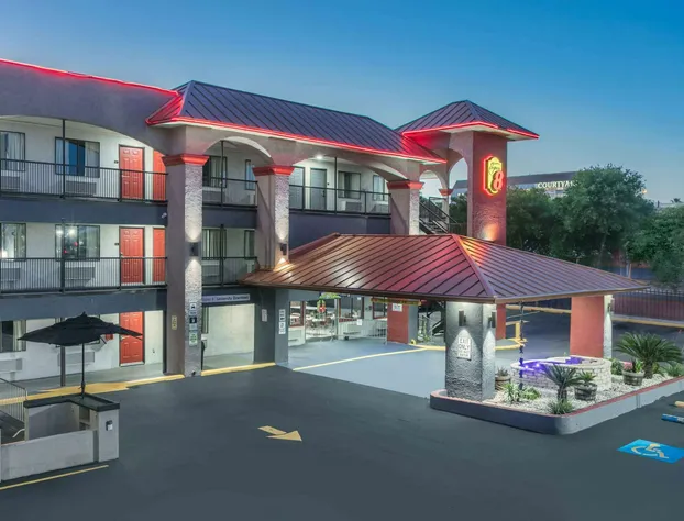 Super 8 by Wyndham Austin University/Downtown Area hotel detail image 3