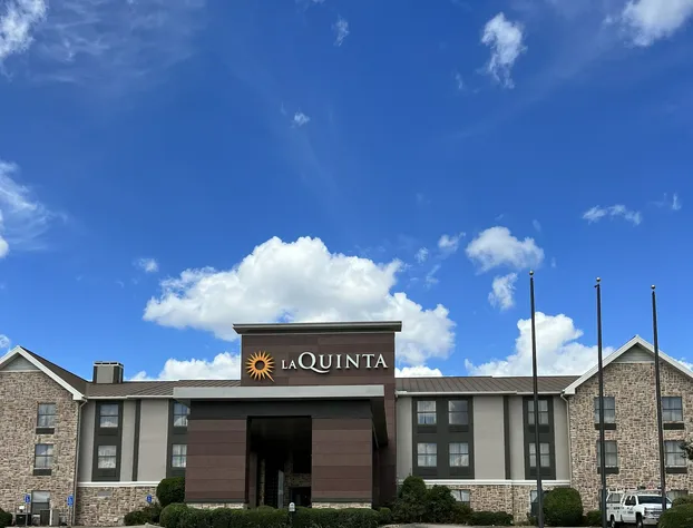 La Quinta Inn & Suites by Wyndham Denison - N. Lake Texoma hotel detail image 1