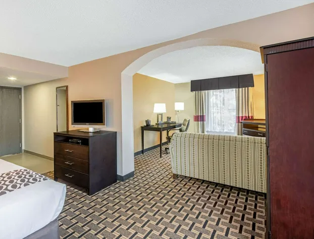 La Quinta Inn & Suites by Wyndham Denison - N. Lake Texoma hotel detail image 2