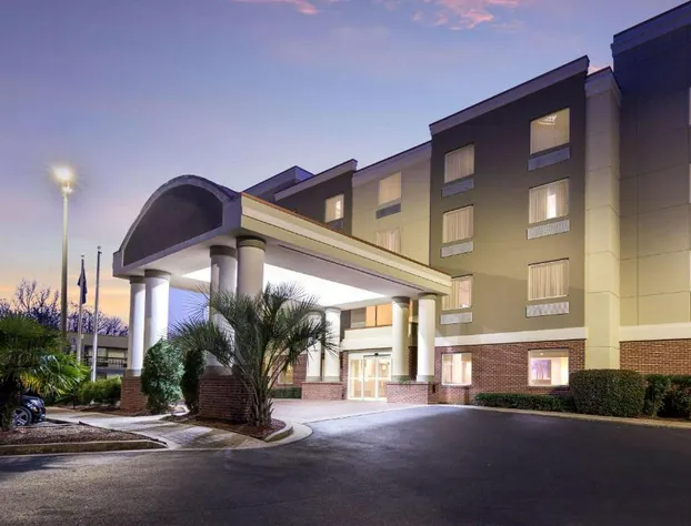 Comfort Suites Forsyth near I-75 hotel detail image 1