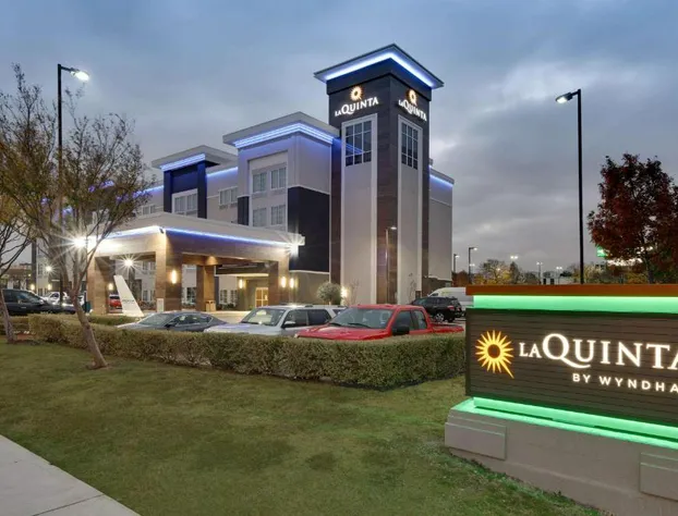 La Quinta Inn & Suites by Wyndham Dallas Love Field hotel detail image 1