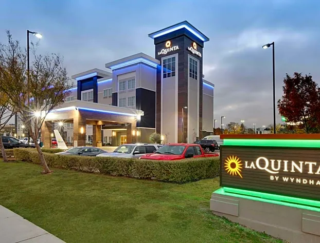 La Quinta Inn & Suites by Wyndham Dallas Love Field hotel detail image 2