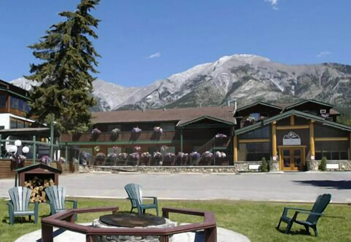 Rundle Mountain Lodge hotel hero