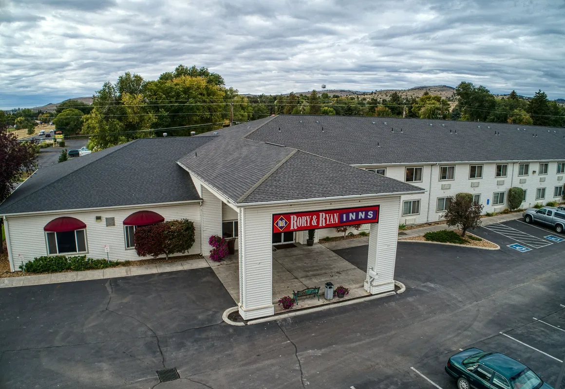 Rory & Ryan Inn hotel hero