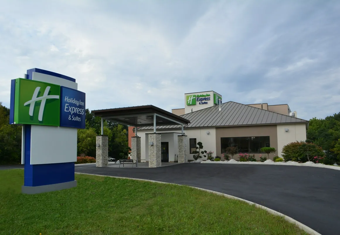 Holiday Inn Express & Suites Waterville - North by IHG hotel hero