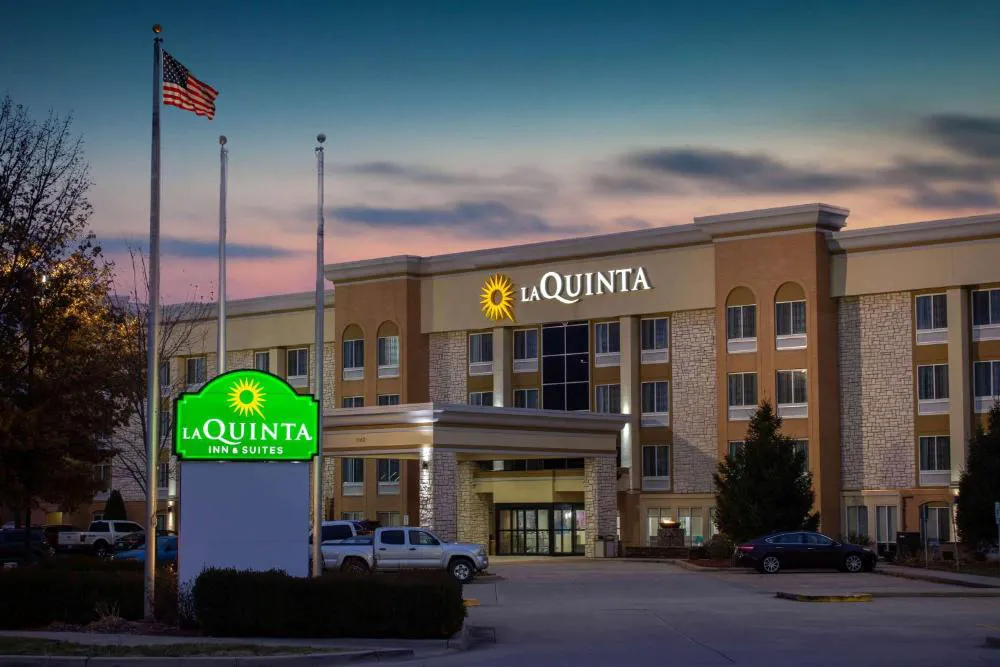 La Quinta Inn & Suites by Wyndham Effingham hotel hero