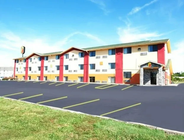 Super 8 by Wyndham Topeka/Wanamaker RD/I-70 hotel detail image 1