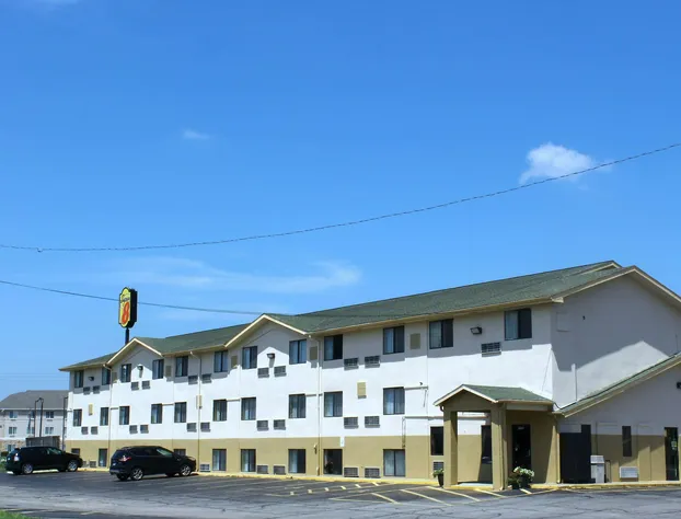Super 8 by Wyndham Topeka/Wanamaker RD/I-70 hotel detail image 1