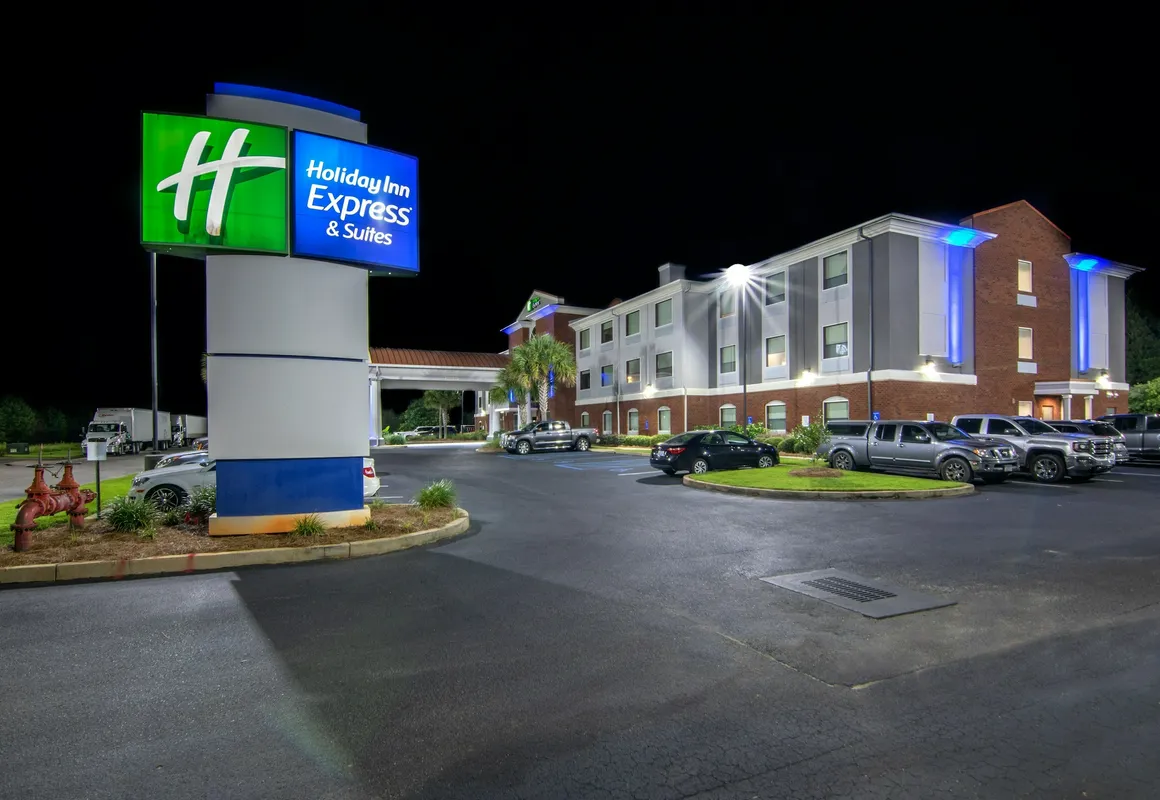 Holiday Inn Express & Suites Foley by IHG hotel hero