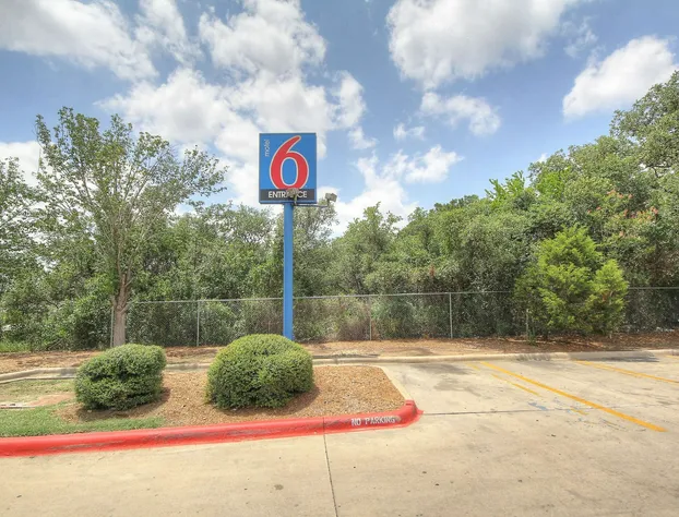 Motel 6 San Antonio, TX - Fiesta hotel detail image 1