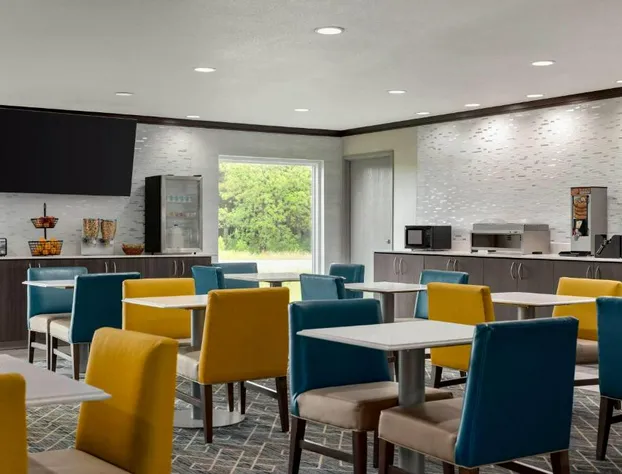 La Quinta Inn & Suites by Wyndham Peru Starved Rock St Park hotel detail image 3