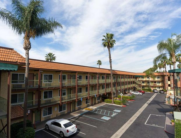Super 8 by Wyndham Anaheim/Disneyland Drive hotel detail image 4