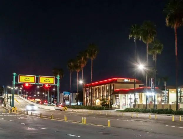 Super 8 by Wyndham Anaheim/Disneyland Drive hotel detail image 4