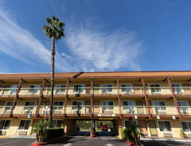 Super 8 by Wyndham Anaheim/Disneyland Drive hotel detail image 2