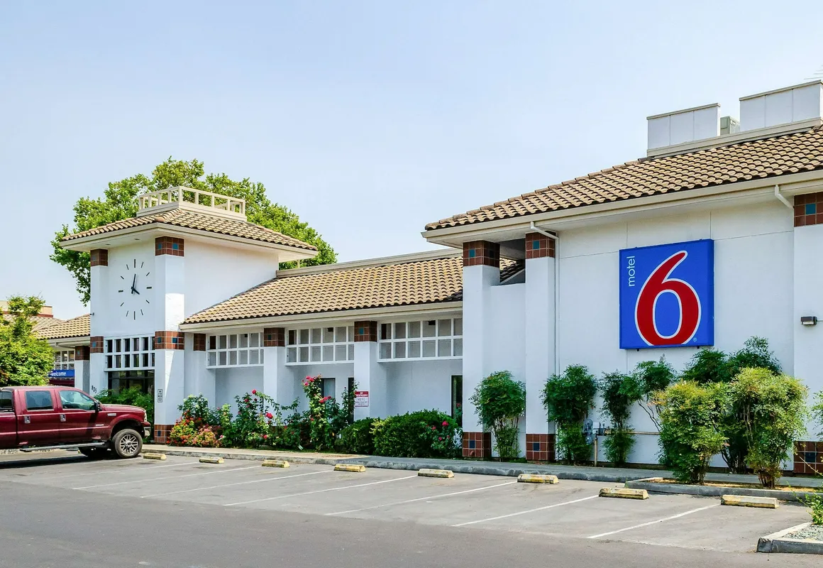 Motel 6 Oakdale, CA hotel hero
