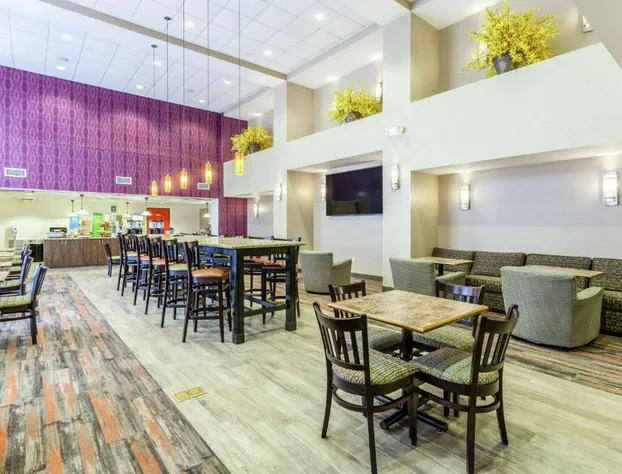 Hampton Inn & Suites Chicago-Libertyville hotel detail image 2