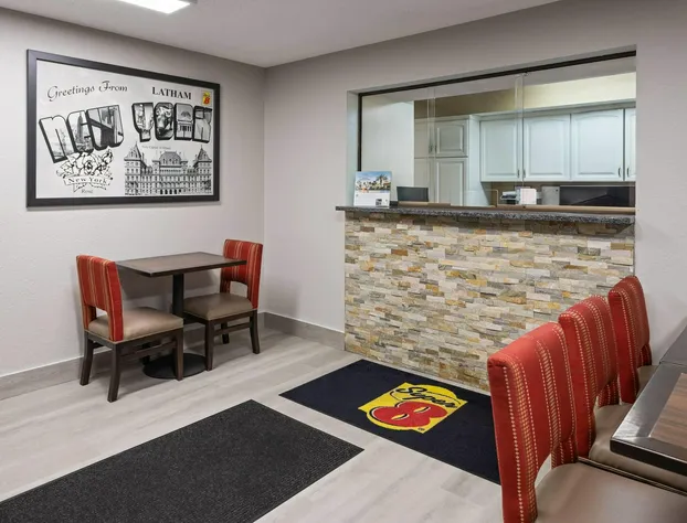 Super 8 by Wyndham Latham/Albany Airport hotel detail image 4