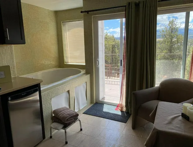 Pikes Peak Paradise Bed and Breakfast hotel detail image 2