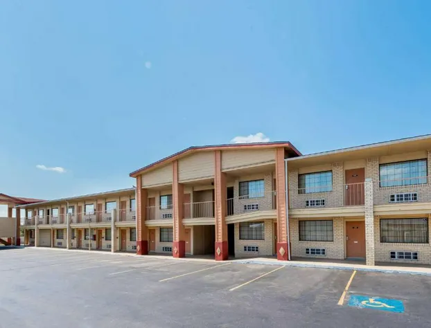 Super 8 by Wyndham Waco/Mall area TX hotel detail image 1