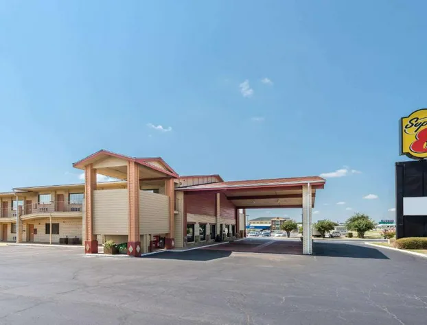 Super 8 by Wyndham Waco/Mall area TX hotel detail image 2