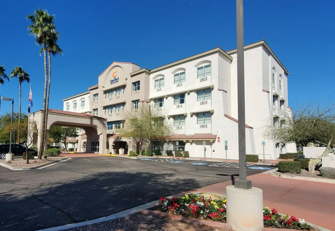 Comfort Inn & Suites Tempe Phoenix Sky Harbor Airport hotel hero