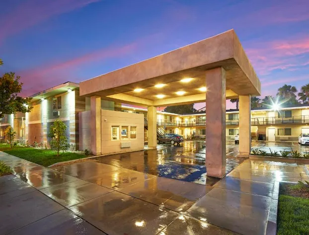 Eden Roc Inn & Suites hotel detail image 1