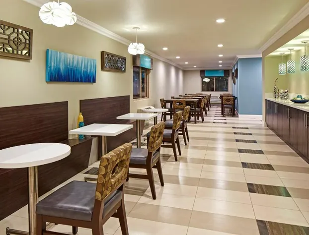 Eden Roc Inn & Suites hotel detail image 3