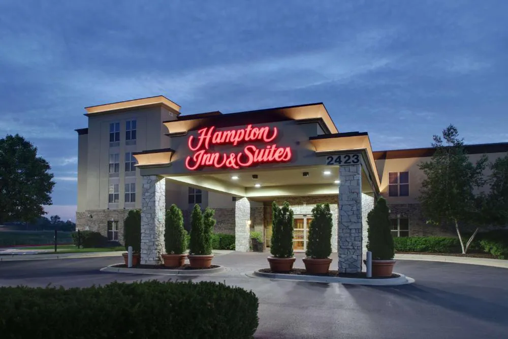 Hampton Inn & Suites Chicago/Aurora hotel hero