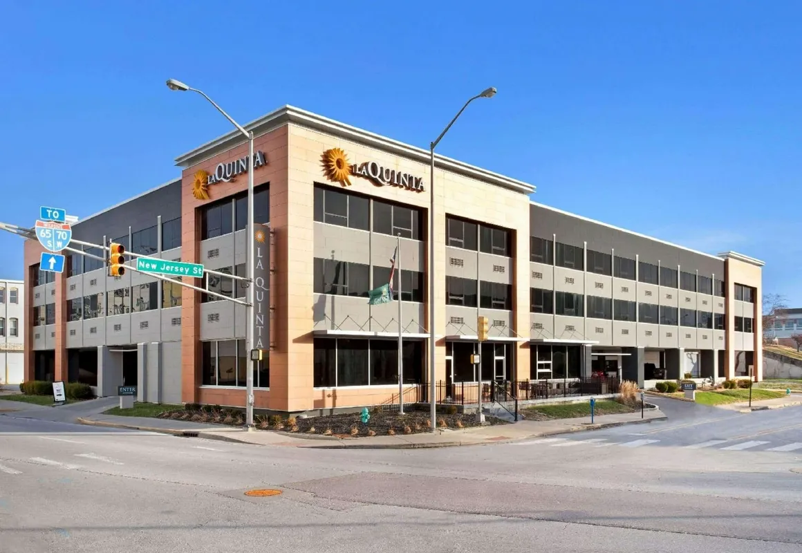 La Quinta Inn & Suites by Wyndham Indianapolis Downtown hotel hero