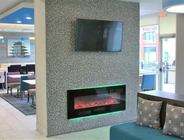 La Quinta Inn & Suites by Wyndham Indianapolis Downtown hotel detail image 3