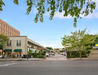 Days Inn by Wyndham Charleston Historic District hotel detail image 1