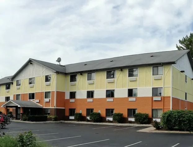 Days Inn & Suites by Wyndham Traverse City hotel detail image 1