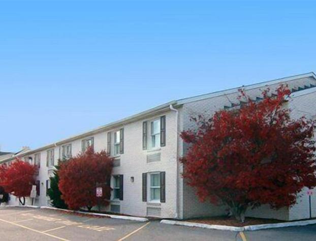 Econo Lodge Reading Airport hotel detail image 3