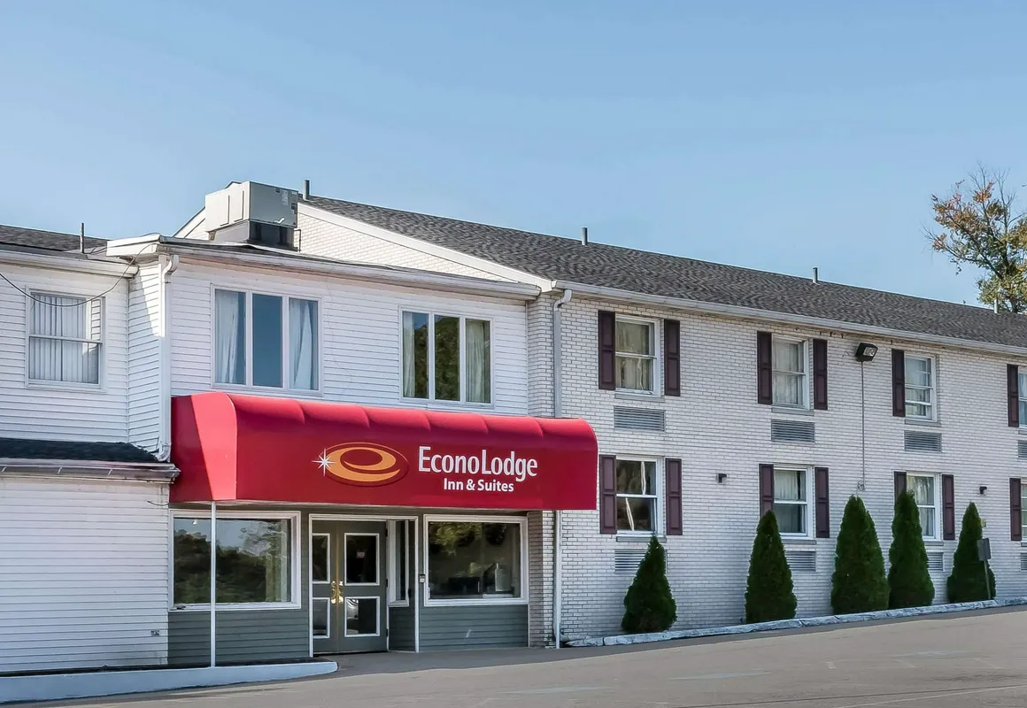 Econo Lodge Airport hotel hero