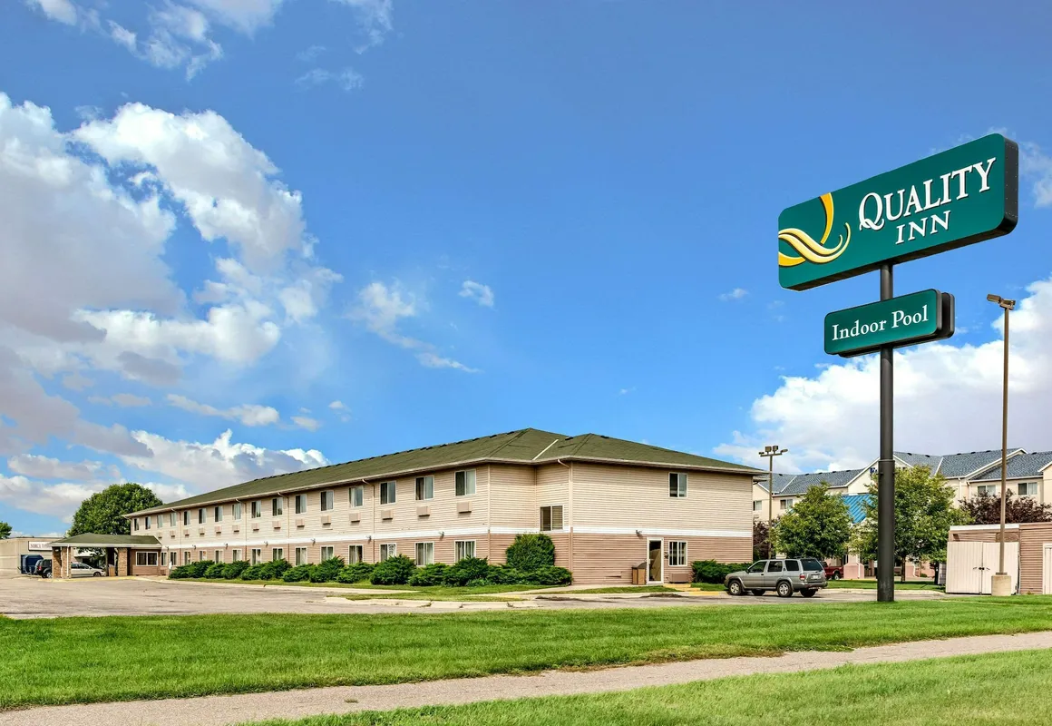 Quality Inn & Suites hotel hero