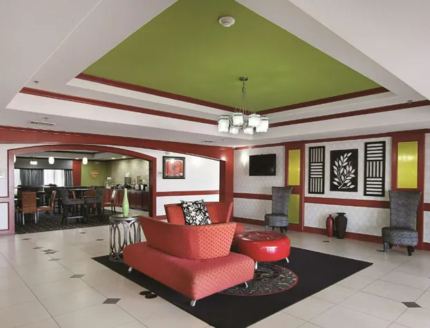 La Quinta Inn & Suites by Wyndham Dallas - Hutchins hotel detail image 4