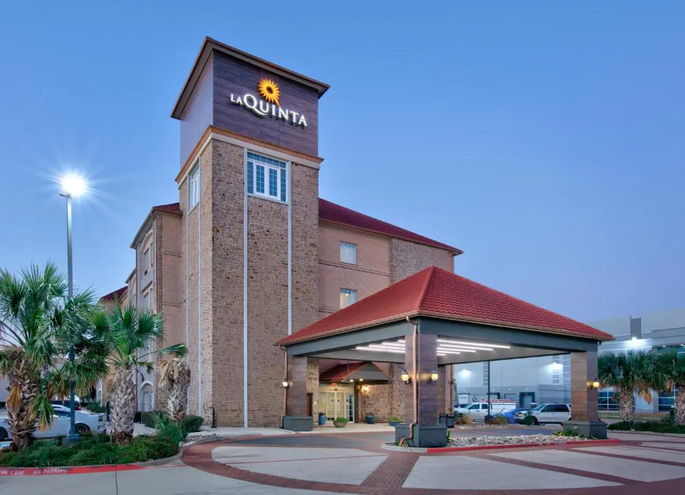 La Quinta Inn & Suites by Wyndham Dallas - Hutchins hotel hero