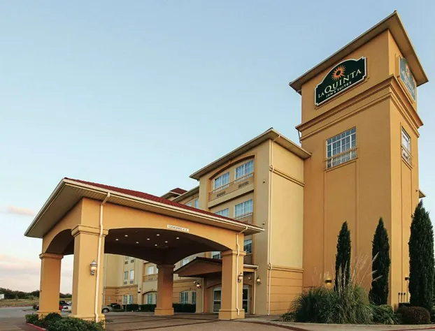 La Quinta Inn & Suites by Wyndham Dallas - Hutchins hotel detail image 2