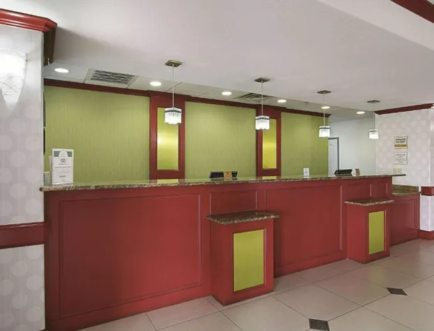 La Quinta Inn & Suites by Wyndham Dallas - Hutchins hotel detail image 3