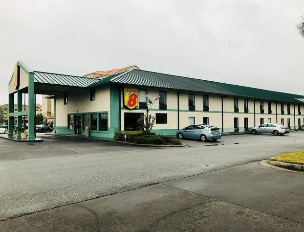 Super 8 by Wyndham Valdosta GA I-75 hotel detail image 1