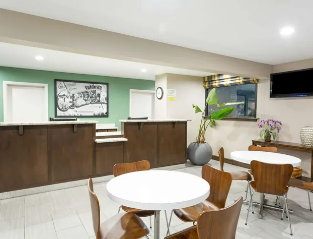 Super 8 by Wyndham Valdosta GA I-75 hotel detail image 3