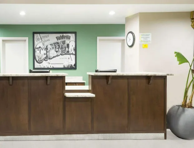 Super 8 by Wyndham Valdosta GA I-75 hotel detail image 1