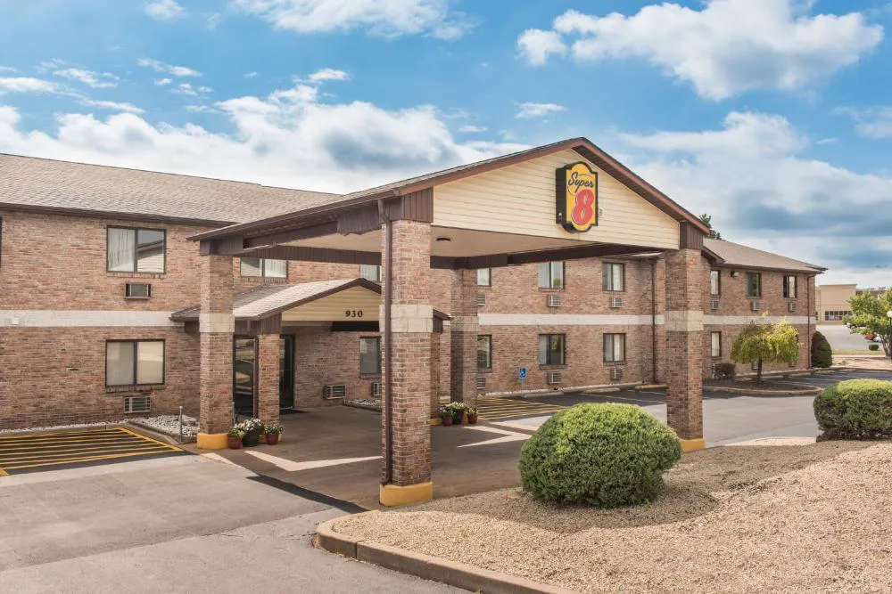 Super 8 by Wyndham Farmington hotel hero